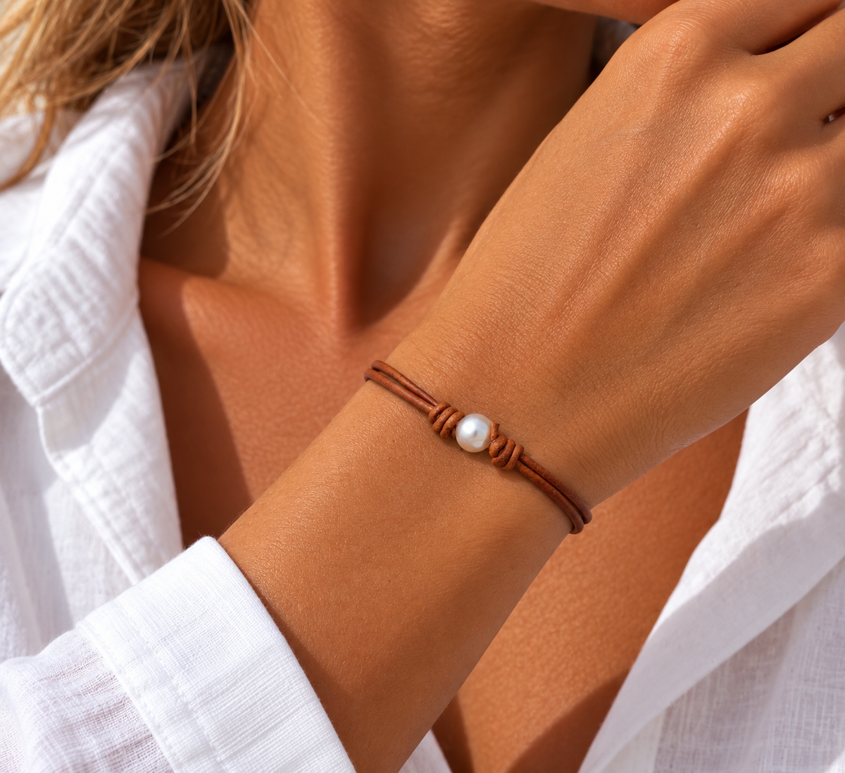 Elegantní náramek ANIE z klokaní kůže s bílou Akoya perlou 7,3 mm