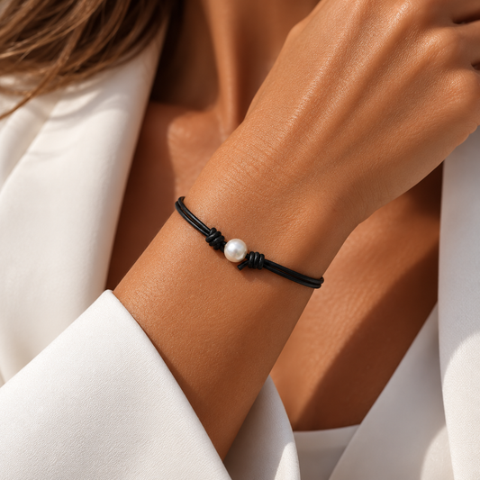 ÉLISE – elegantní náramek z černé klokaní kůže s pravou Akoya perlou 8 mm AA+