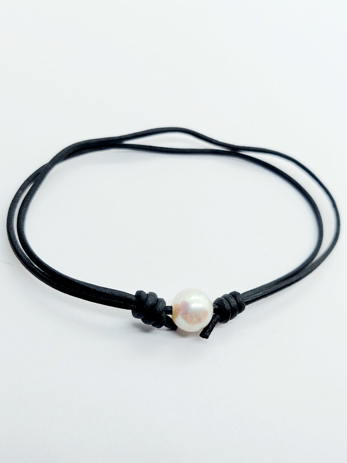ÉLISE – elegantní náramek z černé klokaní kůže s pravou Akoya perlou 8 mm AA+